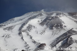 На вершине вулкана видны фумаролы от итал. fumarola — дымящая трещинка вулкана, небольшие отверстия и трещинки, по которым поднимаются струи горячих газов