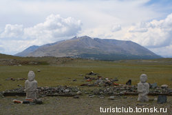 Каменные изваяния урочища Хара-Барэг, тюркские воины