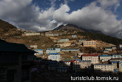Поселок Намче- Базар, высота 3300м.  Известен туристам и альпинистам, потому что находится по дороге к Эвересту и обладает расширенной системой туристских гостиниц, ресторанов, магазинов, где туристы 