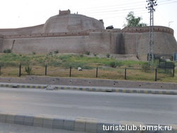 Форт Бала Хисар - бывший британский форт в Пешеваре. Ранее с 1747 г.  зимняя столица афганской империи Дуррани - королевская резиденция афганских правителей. В настоящее время Управление штаб-квартира