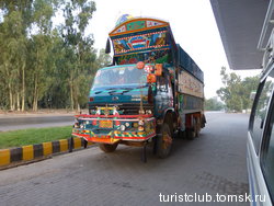 Барбухайки на дорогах Пешевара. Провинция Хайбер-Пахтунхва, Пакистан. Июль 2012 год.