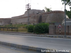Форт Бала Хисар-бывший британский форт в Пешеваре. Ранее с 1747 г.  зимняя столица афган. империи Дуррани-королевская резиденция афган. правителей. В настоящее время Управление штаб-квартира Погран. в