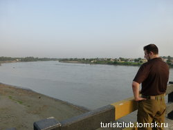 Река Кабул, город-округ Пешевар - столица приграничного Пакистана, провинция Хайбер-Пахтунхва, Пакистан. Июль 2012 год.