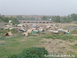 Палаточный лагерь на реке Кабул. Город-округ Пешевар - столица приграничного Пакистана, провинция Хайбер-Пахтунхва, Пакистан. Июль 2012 год.