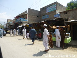 Дуканы вдоль трассы Малаканд - Дир, долина реки Панджкора, округ Дир, Хайбер-Пахтунхва, Пакистан - Провинция Кунар, Афганистан. Пакистано-афганская граница. Июль 2012 год.