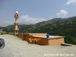 Мечеть около трассы округа Дир, провинция Хайбер-Пахтунхва, Пакистан - Провинция Кунар, Афганистан. Пакистано-афганская граница. Июль 2012 год.
