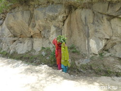 Дети возле дороги, округа Дир, провинция Хайбер-Пахтунхва, Пакистан - Провинция Кунар, Афганистан. Пакистано-афганская граница. Июль 2012 год.