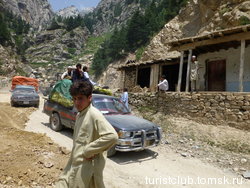 На трассе. Округ Дир, провинция Хайбер-Пахтунхва, Пакистан - Провинция Кунар, Афганистан. Пакистано-афганская граница. Июль 2012 год.
