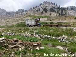 Барбухайка поднимается на перевала Ловари 3122 мет. в долине реки Кунар. Округ Читрал, пров. Хайбер-Пахтунхва, Пакистан - Провинция Кунар, Афганистан. Пакистано-афганская граница. Июль 2012 год.