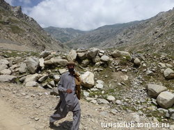 Ущелье в сторону провинции Кунар, Афганистан в долине реки Кунар. Округ Читрал, провинция Хайбер-Пахтунхва, Пакистан - Провинция Кунар, Афганистан. Пакистано-афганская граница. Июль 2012 год.