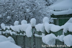 Снег навалился на ограду.