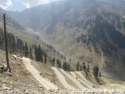 Подъем на перевал Ловари 3122 мет. трасса Дир-Дрош-Читрал в долине реки Кунар. Округ Читрал, пров. Хайбер-Пахтунхва, Пакистан - Провинция Кунар, Афганистан. Пакистано-афганская граница. Июль 2012 год.