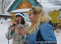 Ксения и Юля- начинающие певицы.
