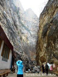 Самая узкая часть извилистой скальной щели не превышает 20 м при высоте стен 200 -300 м. 