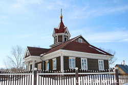 Рядом с храмом стоит дом во имя св. старца Федора Томского.