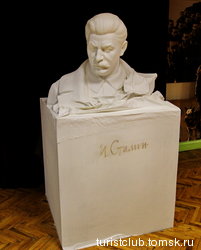 Кстати - этот бюст останки пятиметровой скульптуры Сталина!