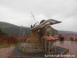 Памятник Царь-рыбе, точнее, победе Природы над человеком.