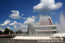  Омский Государственный Музыкальный Театр и светомузыкальный фонтан