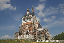 Храм-памятник в честь Новомучеников и Исповедников Российских.