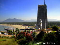 Напротив храма, находится двадцатиэтажная башня Раджа. Это самая высокая индийская храмовая башня. Современный лифт поднимет путешественников на восемнадцатый этаж башни, с которого открываются незабы