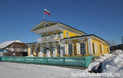 До администрации поселения- дом поляков историческое здание.