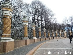 Рядом - Михайловский сад, с великолепной оградой.