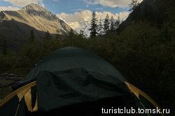 Палатка с видом на Белуху.