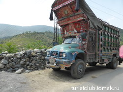 БурБухайка на трассе Пешавар-Дир-Читрал, в долине реки Читрал (Кунар). Округ Дир, провинция Хайбер-Пахтунхва, Пакистан - Провинция Кунар, Афганистан, афгано-пакистанская граница. Июль 2016 год.