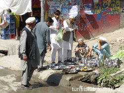 Дуканы на улицах города-округа Читрал. Провинция Хайбер-Пахтунхва, Пакистан - Провинция Нуристан, Афганистан, афгано-пакистанская граница. Август 2016 год.
