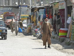 На улицах фронтового города-округа Читрала. Провинция Хайбер-Пахтунхва, Пакистан - Провинция Нуристан, Афганистан, афгано-пакистанская граница. Июнь 2016 год.