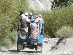 На узких горных дорогах в долине реки Кунар. Округ Читрал, пров.Хайбер-Пахтунхва, восточный Гиндукуш, Пакистан - Пров.Нуристан, Афганистан, афгано-пакистанская граница. Июль 2016 год.