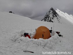 Французские альпинисты окапываются ставят лагерь №3 на высоте 6400 метров. Читрал, Хайбер-Пахтунхва, вост.Гиндукуш, Пакистан - Пров.Бадахшан, Ваханский коридор, Афганистан,афгано-пакистан.граница.Июль